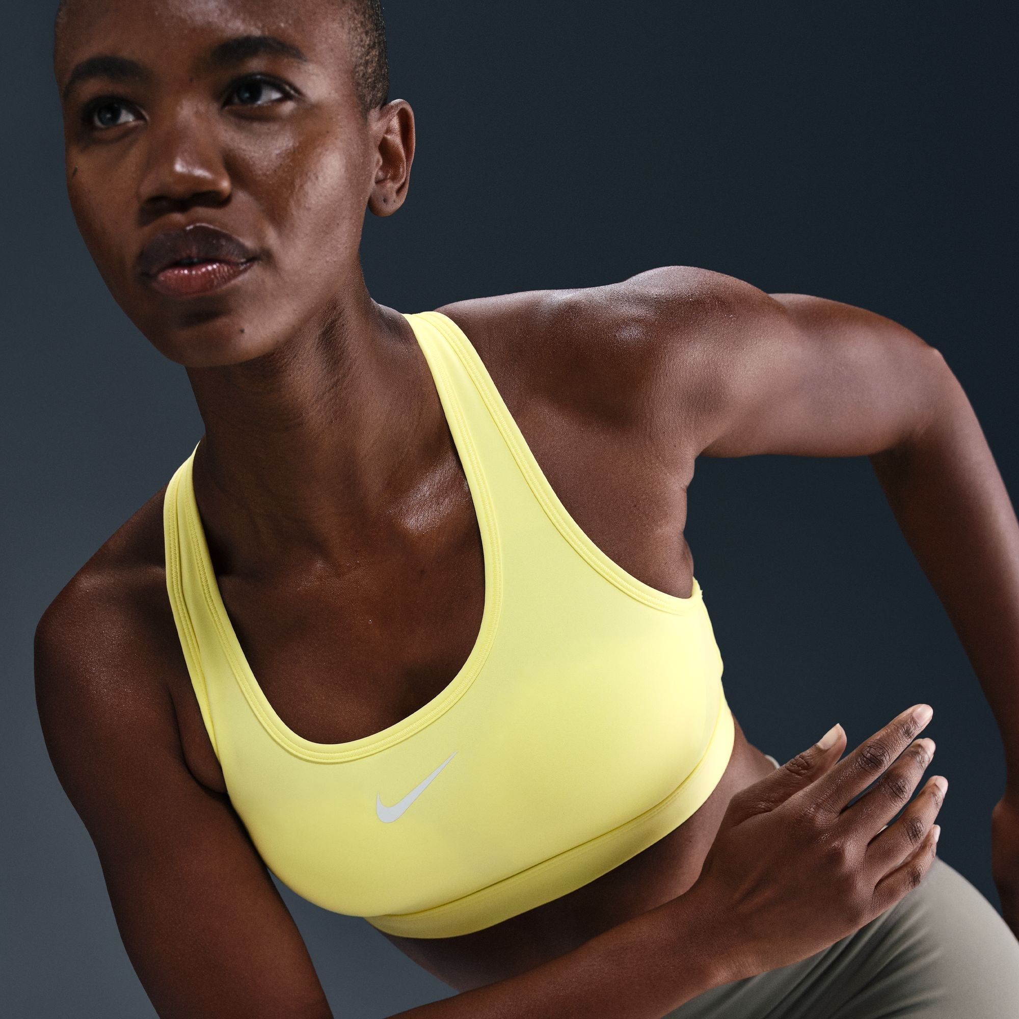 Nike Damen Swoosh mittlerer Halt gepolsterte Sport-BH