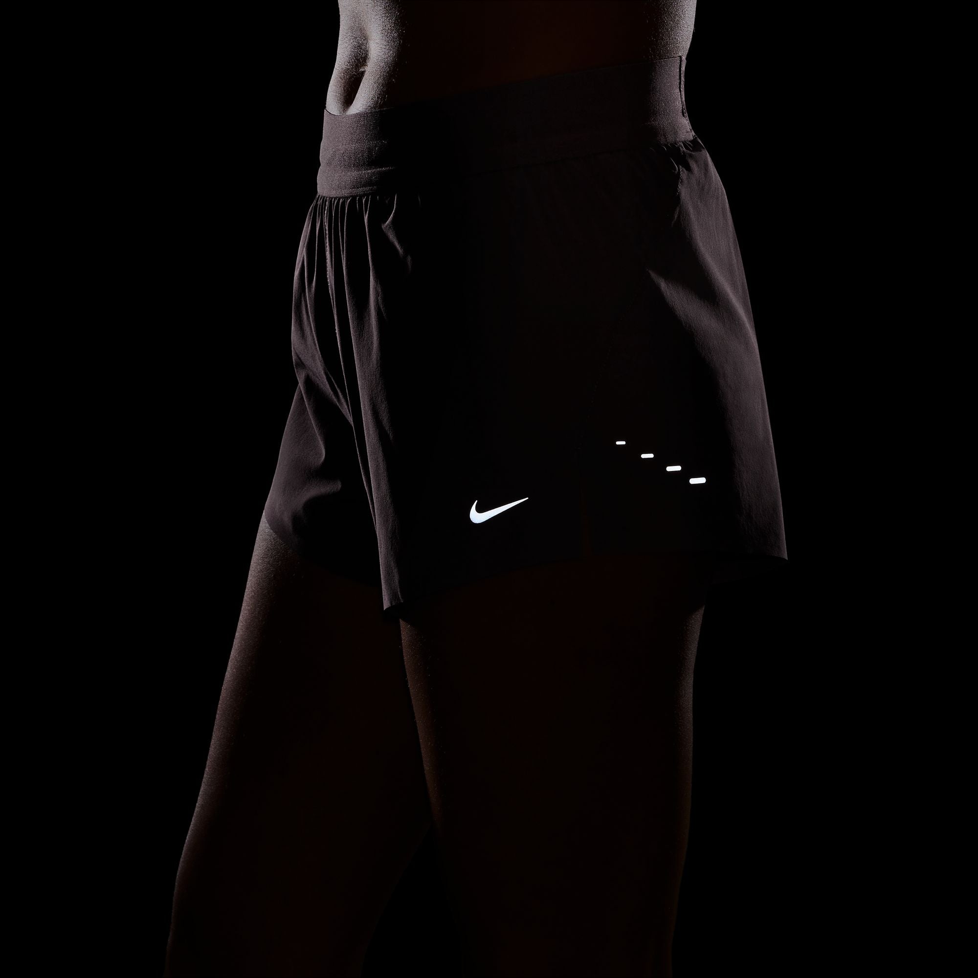 Nike Frauen Swift Dri-FIT Mid-Rise 2,5' Kurz-Lined Running Shorts