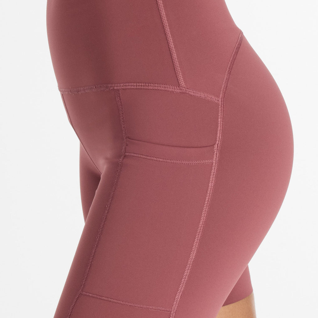 New Balance Frauen NB Sleek Pocket High Rise Shorts 6'